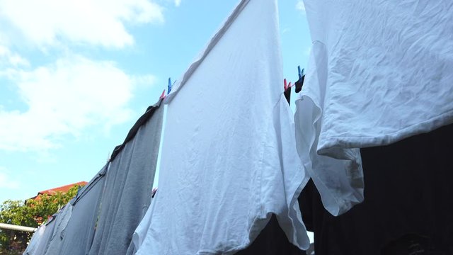 W&auml;sche im Sommer auf W&auml;scheleine