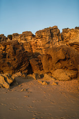 Muro de piedra rojizo en Cala de roche en chiclana de la frontera,cadiz,andalucia,españa