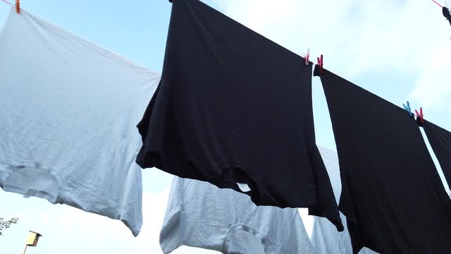 W&auml;sche im Sommer auf W&auml;scheleine