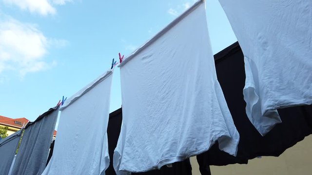 W&auml;sche im Sommer auf W&auml;scheleine