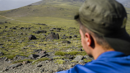 Senderistas aventureros en el pico montaña sierra nevada