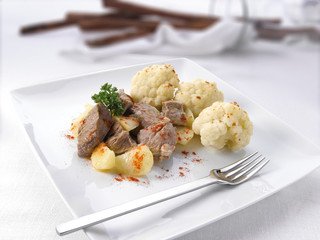 Carne con coliflor y patata guisadas. Stewed meat with cauliflower and potato.