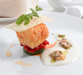 Merluza rebozada con verdura sobre fondo blanco. Hake in breadcrumbs with vegetables on a white background.