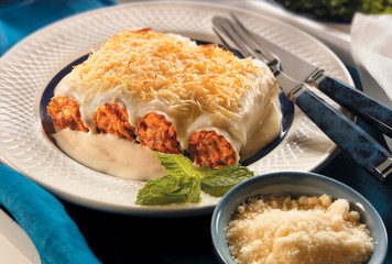 Canelones de carne con bechamel con cubiertos. Bechamel meat cannelloni with cutlery.