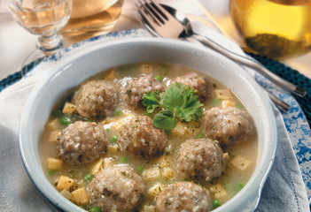 Albóndigas en salsa con almendras. Meatballs in sauce with almonds.