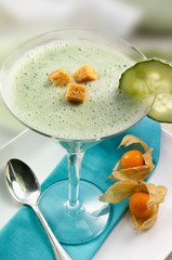Mousse de pepino con frutas physalis. Cucumber mousse with physalis fruits
