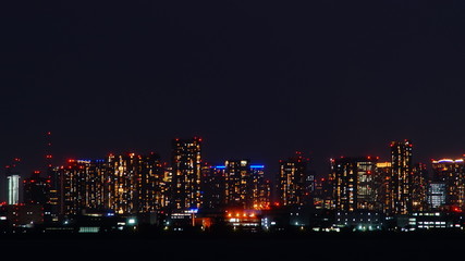 海の向こうに広がるビル群