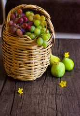 Obraz na płótnie Canvas basket of grapes and fig