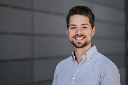 Erfolgreicher junger Business Mann lacht