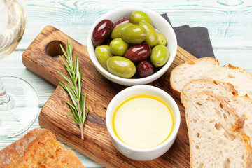 Ripe olives, olive oil and bread