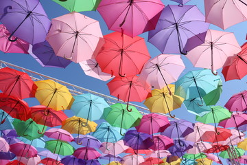 Fototapeta na wymiar Parapluies colorés dans le ciel