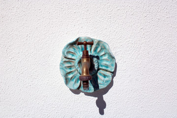 Rubinetto in ottone con ornamento di ceramica