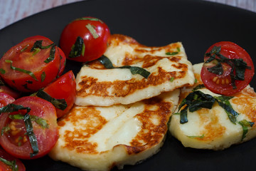 Grilled halloumi cheese with cherry tomatoes