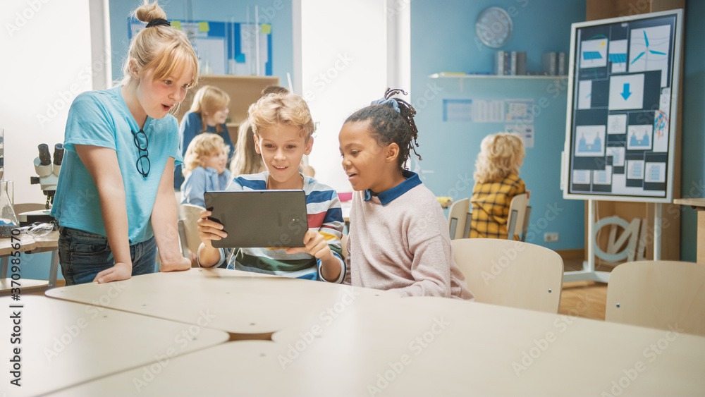 Aufkleber elementary school computer science class: two girls and boy use digital tablet computer with augment