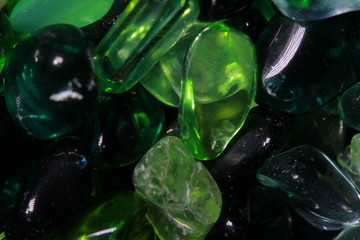 神々しく光り輝く緑色のエメラルドの宝石

