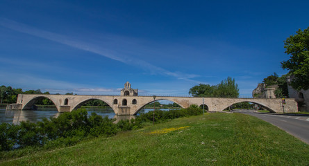 Fototapeta na wymiar Sur le pont d'Avignon.