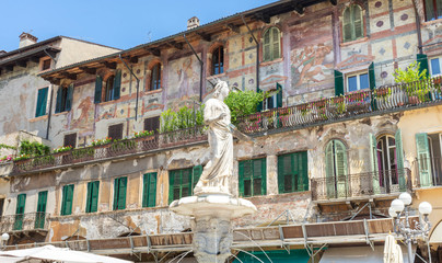 Piazza delle Erbe et la fontaine Madonna Verona (statue), Vérone, Vénétie, Italie