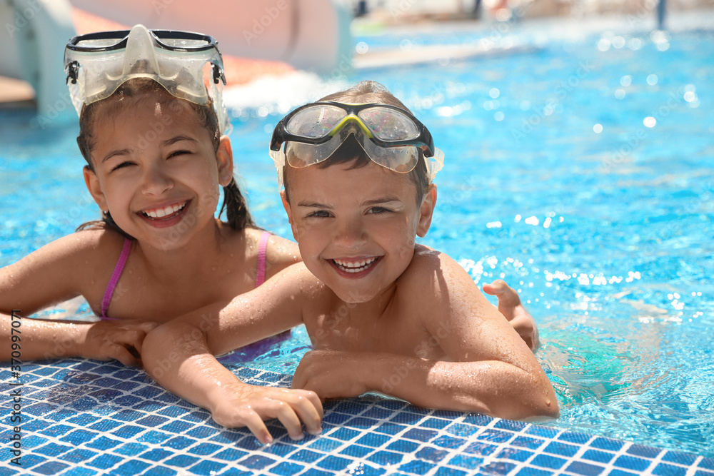 Wall mural little children wearing diving mask in swimming pool. summer vacation