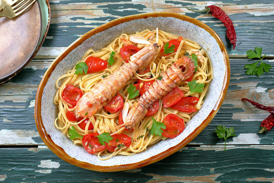 pasta con canocchie, o cicale di mare e pomodoro