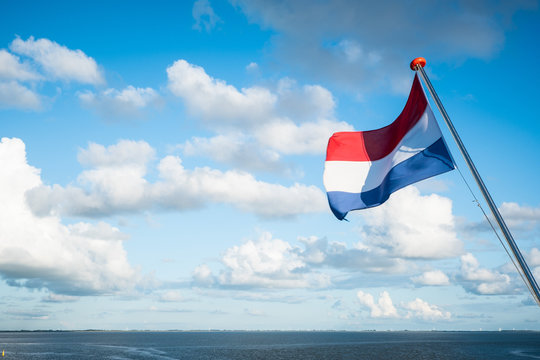 Flagge der Niederlande an einem Fahnenmast
