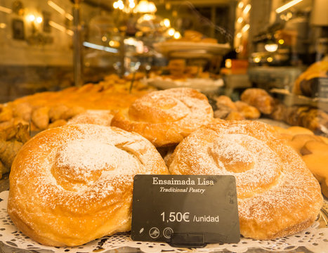 Ensaimadas Lisa, traditionelles mallorquinisches Geb&auml;ck von einer B&auml;ckerei auf Mallorca