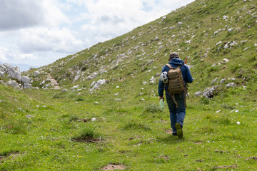 Fototapeta na wymiar hiker on the top of a mountain on Gallinola in Matese Park