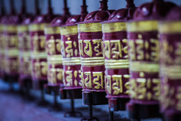 Een rij boeddhistische gebedsmolens in de Himalaya, Nepal