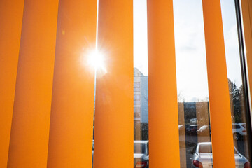 Sonne scheint durch die Lamellen eines Bürofensters