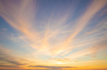 Naklejka na ściany i meble schöner Himmel bei Sonnenuntergang mit gefärbten Wolken