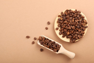 Naklejka premium coffee beans on a colored background. Place to insert text, minimalism 