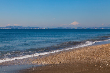 富士山が見える晴れた日の海水浴場