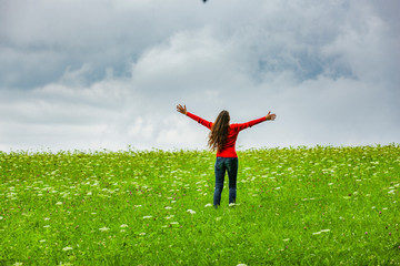 Frau mit rotem Sweatshirt in Grüner Wiese