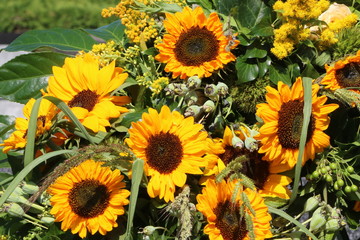 Sommerliches Gesteck aus Sonnenblumen, Floristik, Blumenbinderei