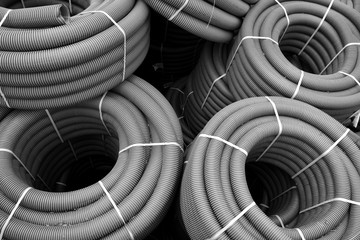 Rollos de tubo corrugado apilados, blanco y negro