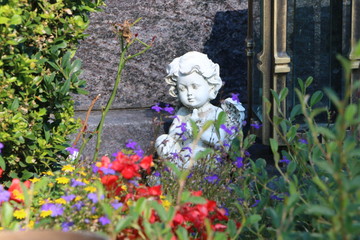 Trauriger Engel an einer Grabst&auml;tte im Friedhof, Grabgestaltung, Trauer, Grabpflege