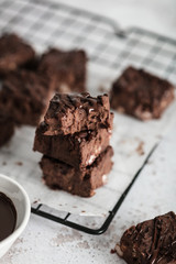 Parts de gâteau brownie au chocolat et amandes
