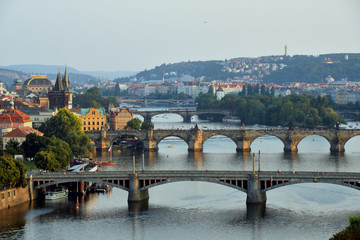 Obraz premium Coucher de soleil sur le fleuve Vlatva à Prague