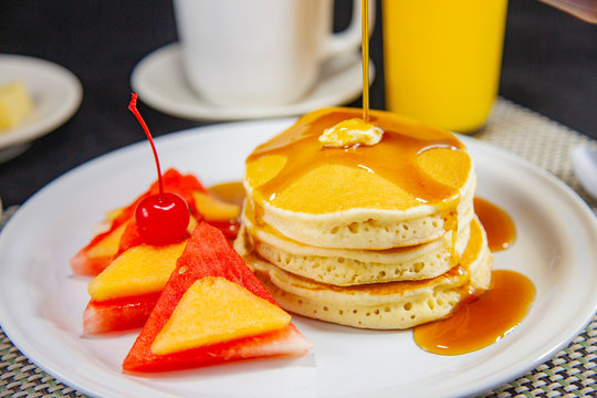 Hot Cakes ba&ntilde;ados en Maple, Desayunos