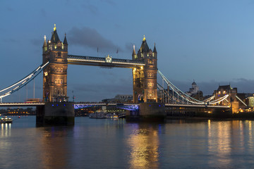 Veduta notturna del Tower Bridge di Londra