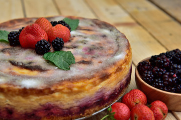 Homemade vanilla bake cheese cake with berries