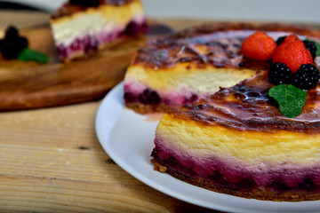 Homemade vanilla bake cheese cake with berries