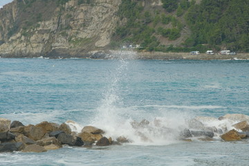 Le onde del Mar Ligure a Moneglia, in provincia di Genova.