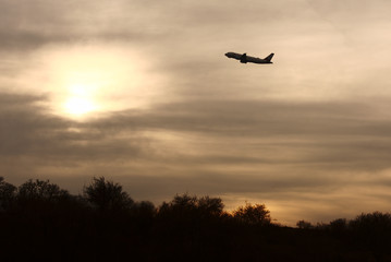 Fototapeta na wymiar startendes Flugzeug in den Abendhimmel