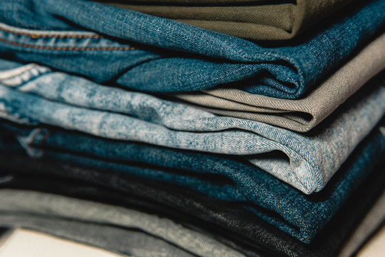 Pantalones de mezclilla de diferentes colores, doblados uno sobre otro