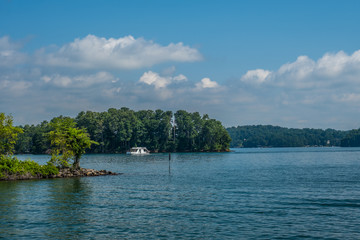 Fototapeta na wymiar Boating activity on the lake