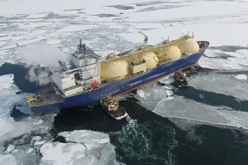 Towing liquefied gas tanker. Transportation of hydrocarbons by s © Deniz