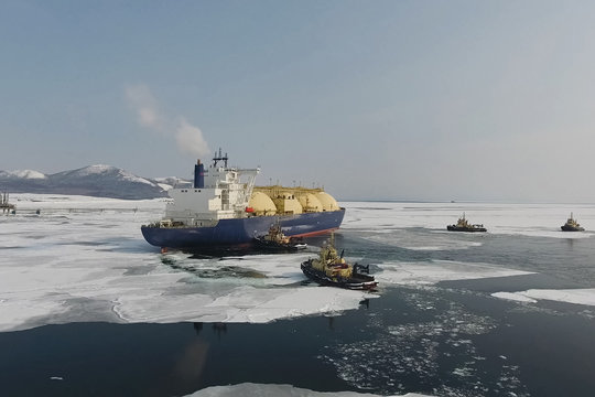Towing liquefied gas tanker. Transportation of hydrocarbons by sea.