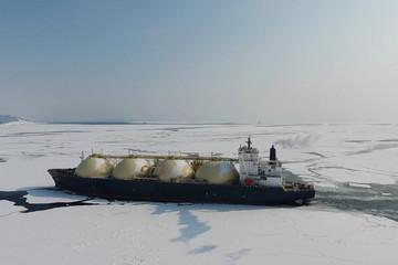 Towing liquefied gas tanker. Transportation of hydrocarbons by sea.