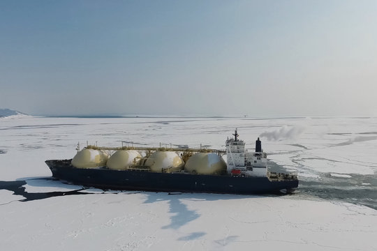 Towing liquefied gas tanker. Transportation of hydrocarbons by sea.