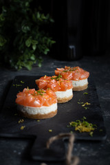 Savoury cheesecake with salmon and onion 